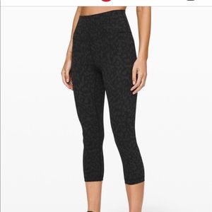 Lululemon Wonder Under 21” crop size 8 Camo